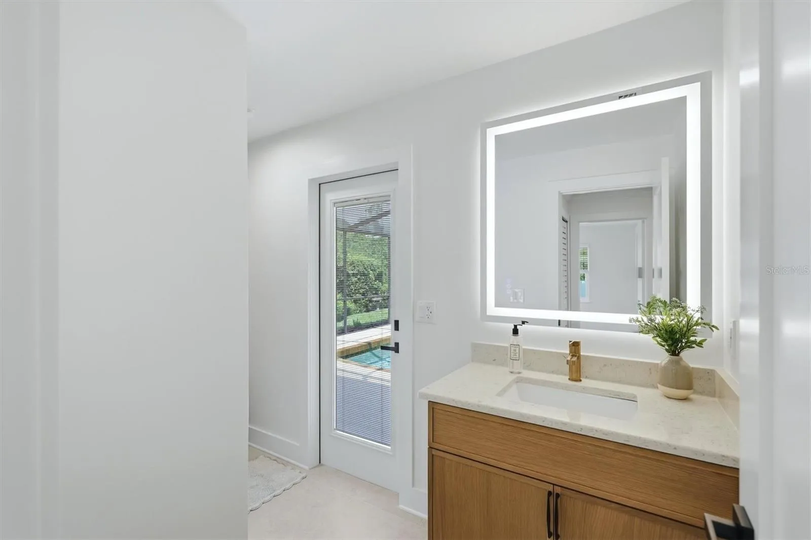 2nd bathroom with access to pool