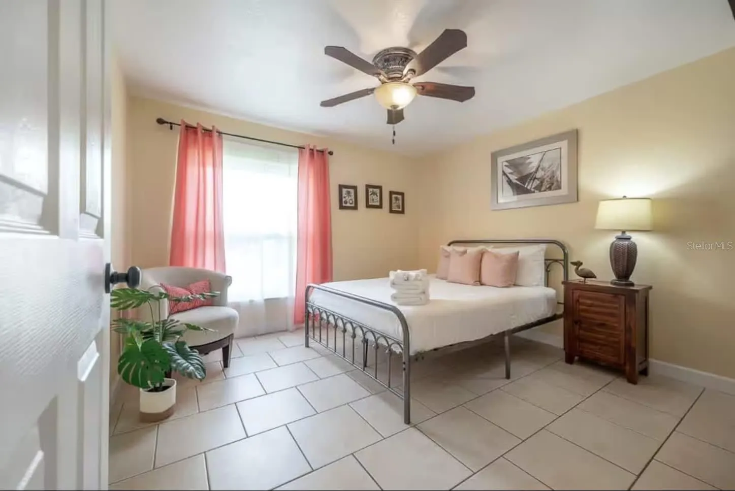 Guest Bedroom / 2nd Bedroom