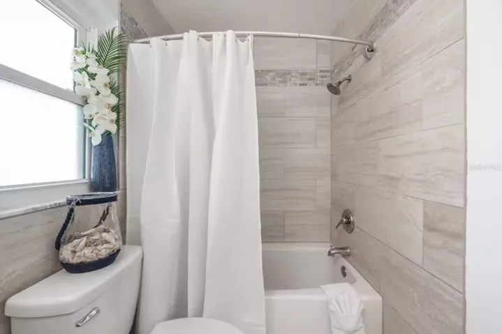 Guest Bath tub with Shower