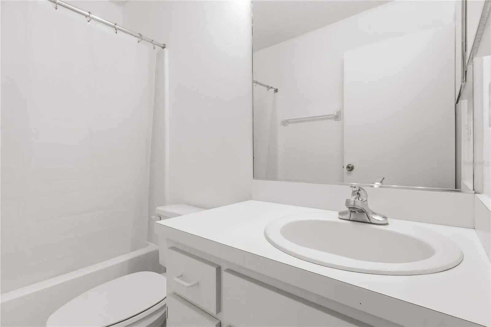 Convenient full bath featuring a tub/shower combination