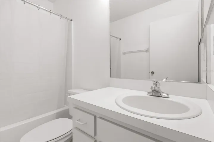 Convenient full bath featuring a tub/shower combination