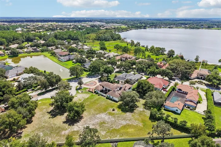 Gated access, nice amenities and lake access!