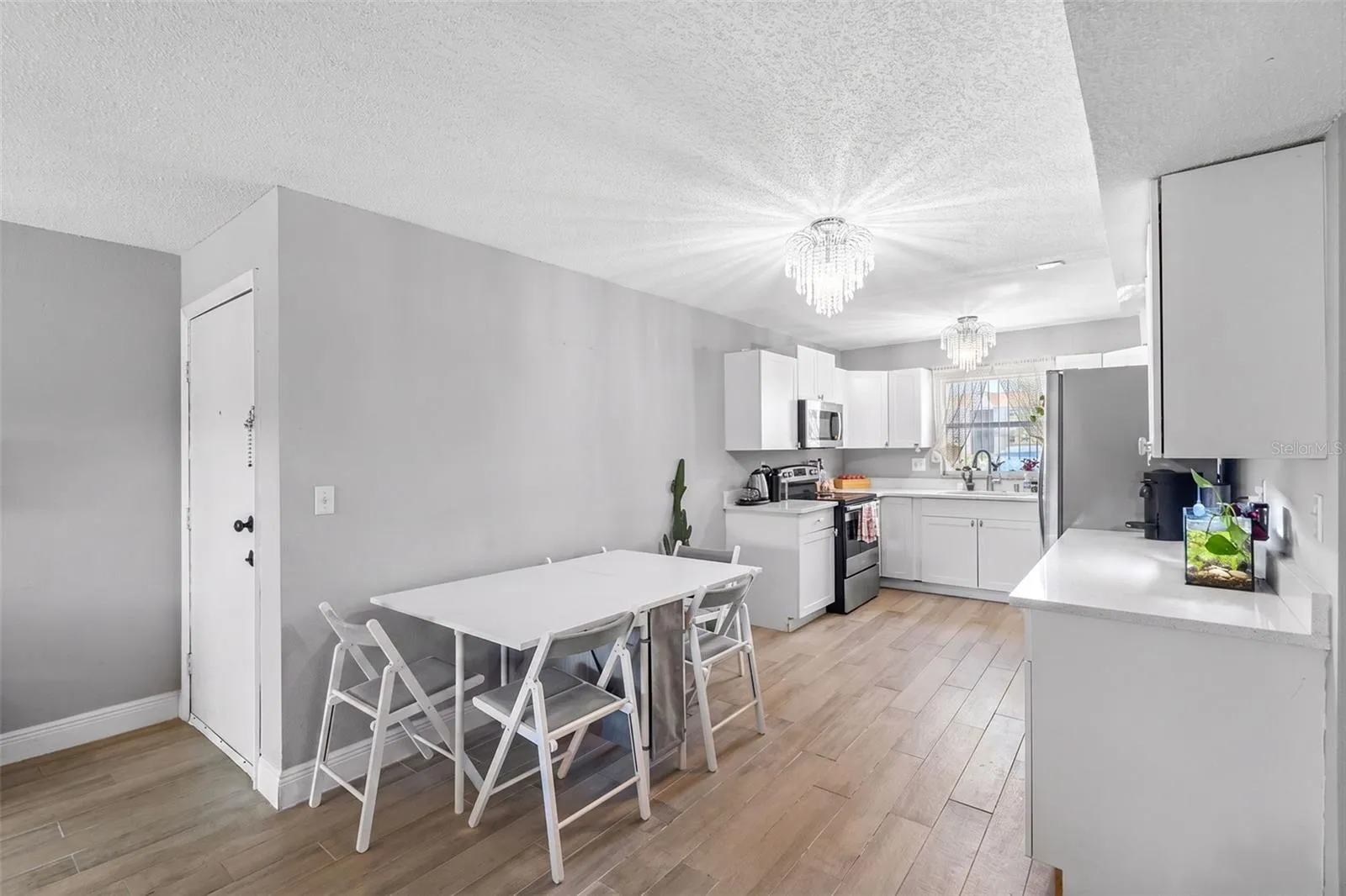 Kitchen - Dinette - Virtually declutter