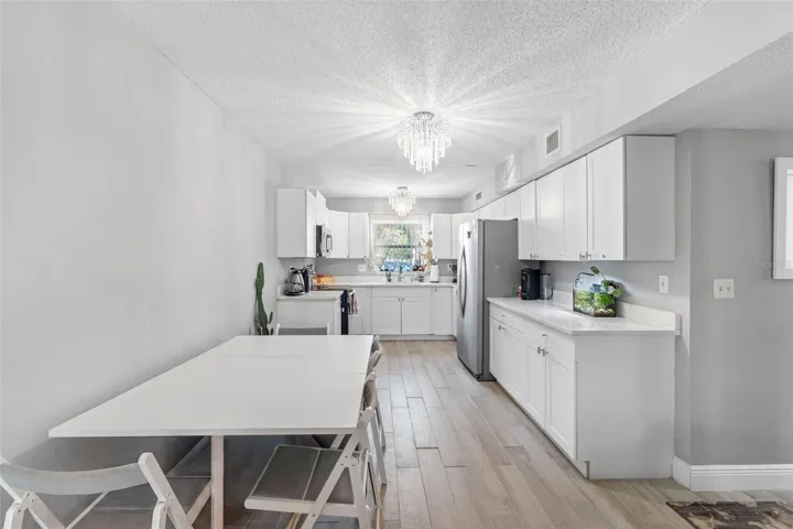 Kitchen - Dinette - Virtually declutter