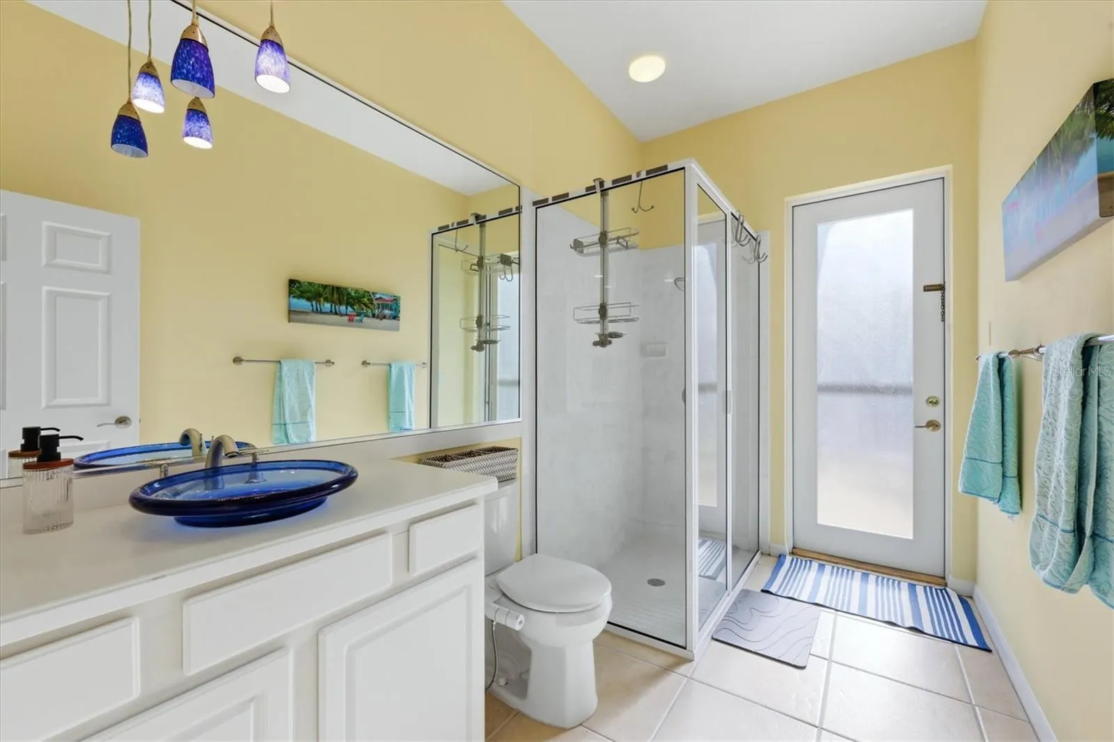 Full Bathroom for Bedroom 4 and pool