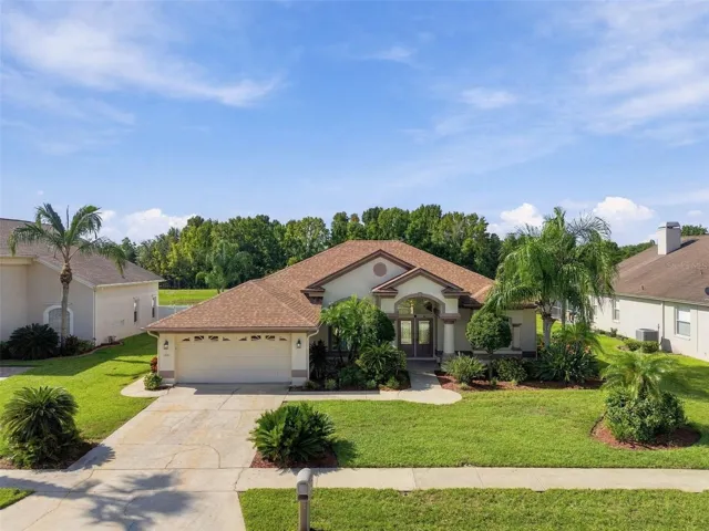 Welcome to your Lutz home in the sought after community of Willow Bend.