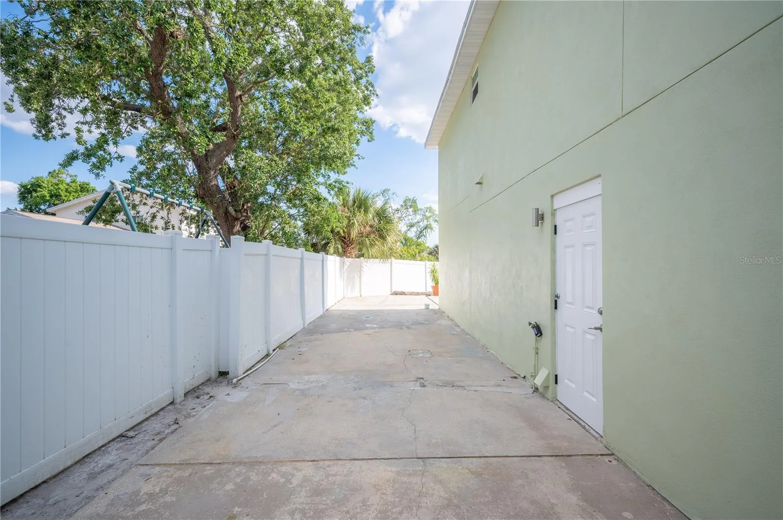 Driveway side yard
