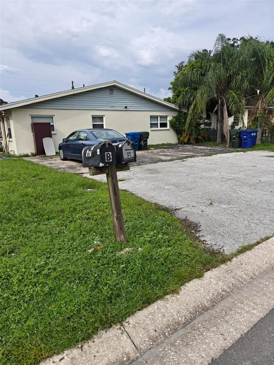 Duplex w/front parking