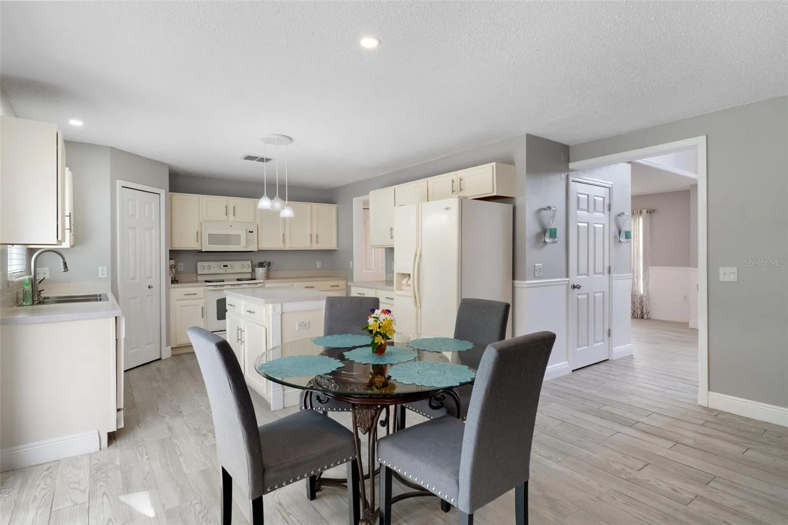 Breakfast Nook & Kitchen