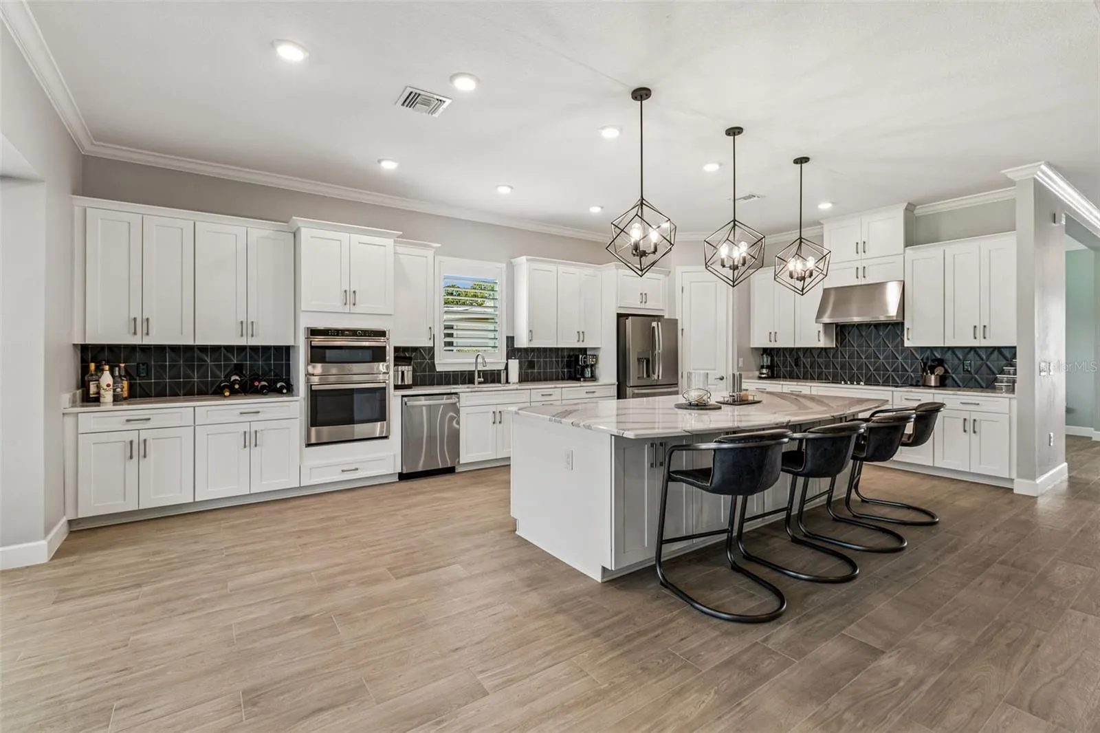 Large Kitchen area &amp; Quartz Island