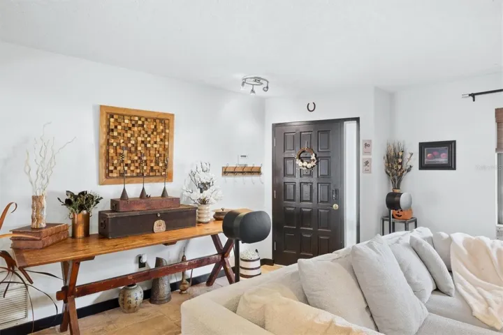 Foyer/ Living Room