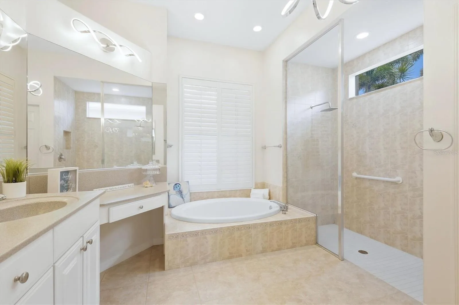 Garden tub / Separate Shower