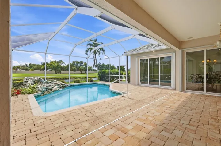 Pool w/water feature