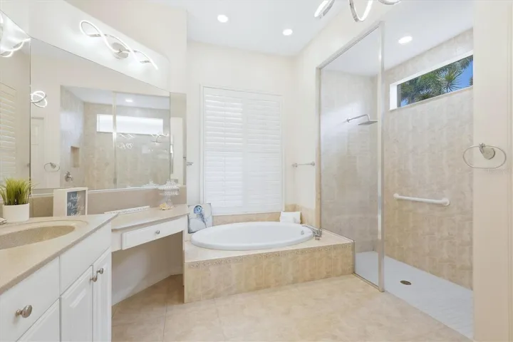 Garden tub / Separate Shower