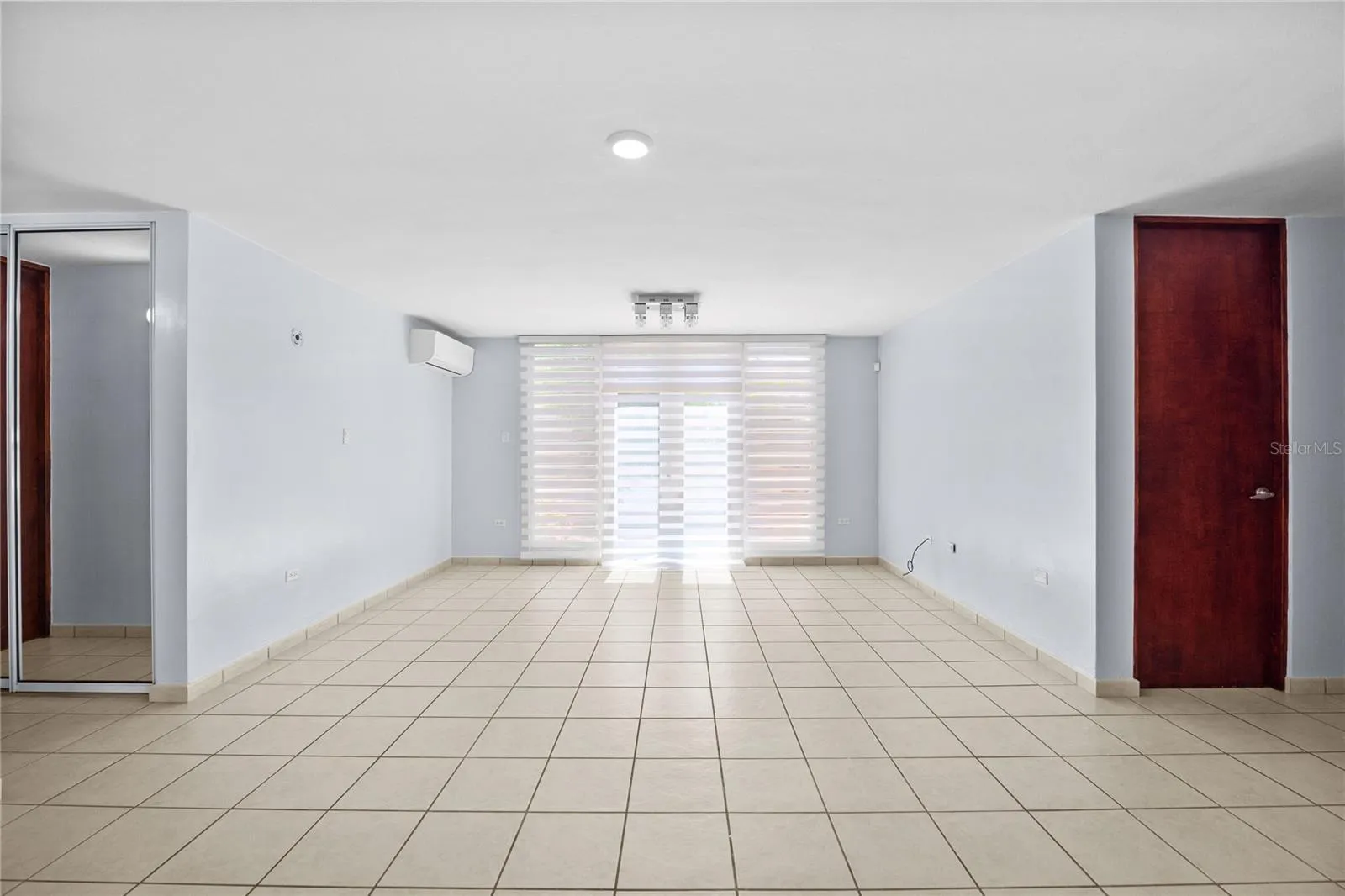 Kitchen opens up to den or flexroom area