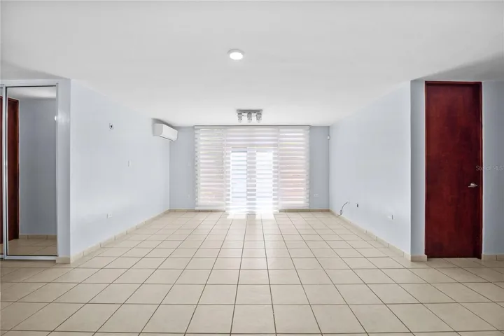 Kitchen opens up to den or flexroom area