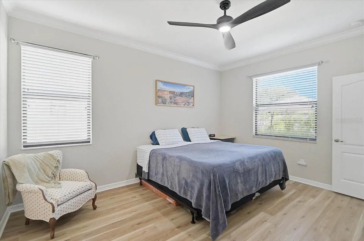 Primary suite w/ Walk in closet