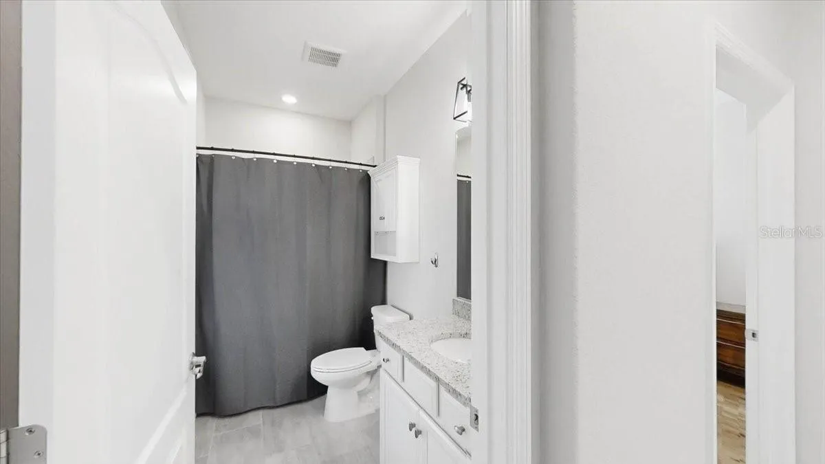 secondary bath/pool bath