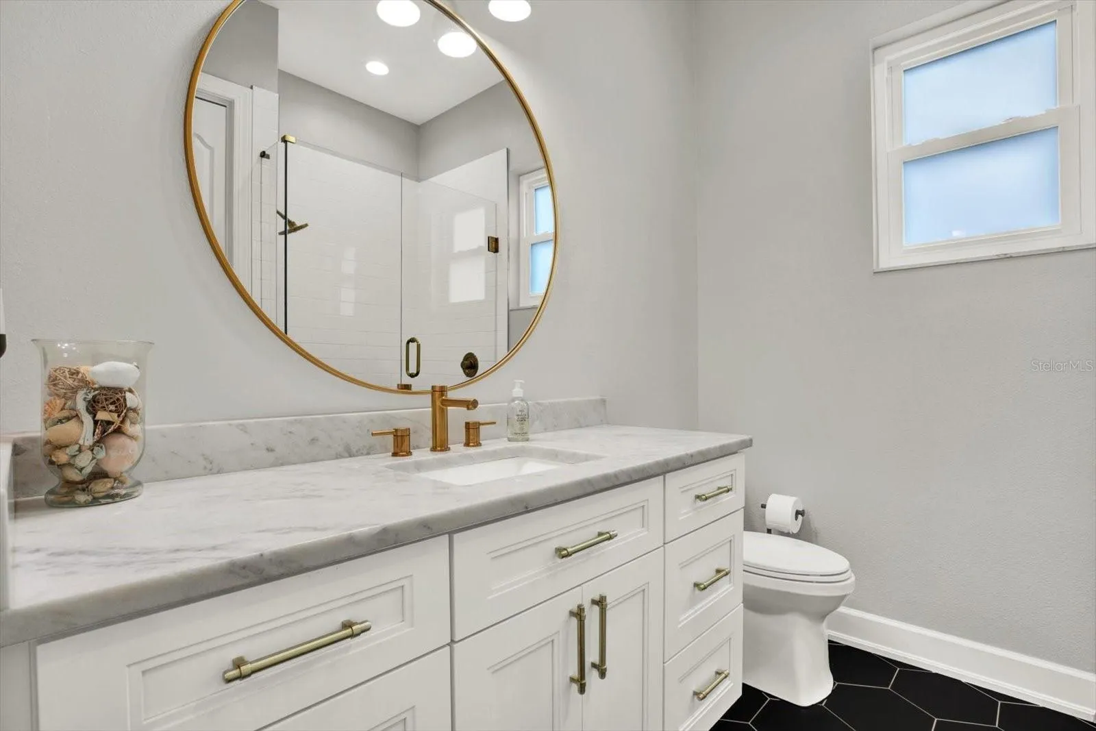 Guest Bedroom 1 en suite bath
