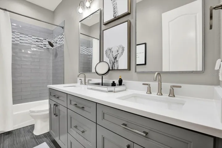 Second floor guest bath with shower/tun combination