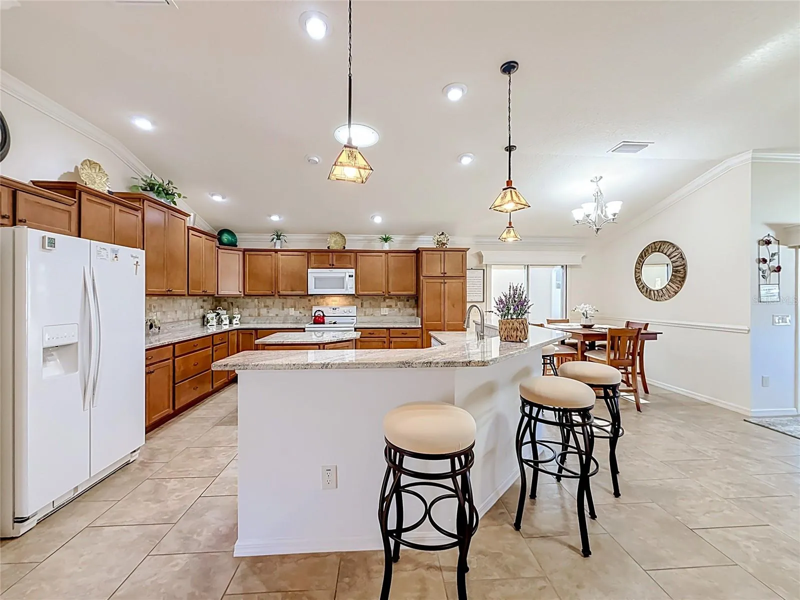 Breakfast bar with center island