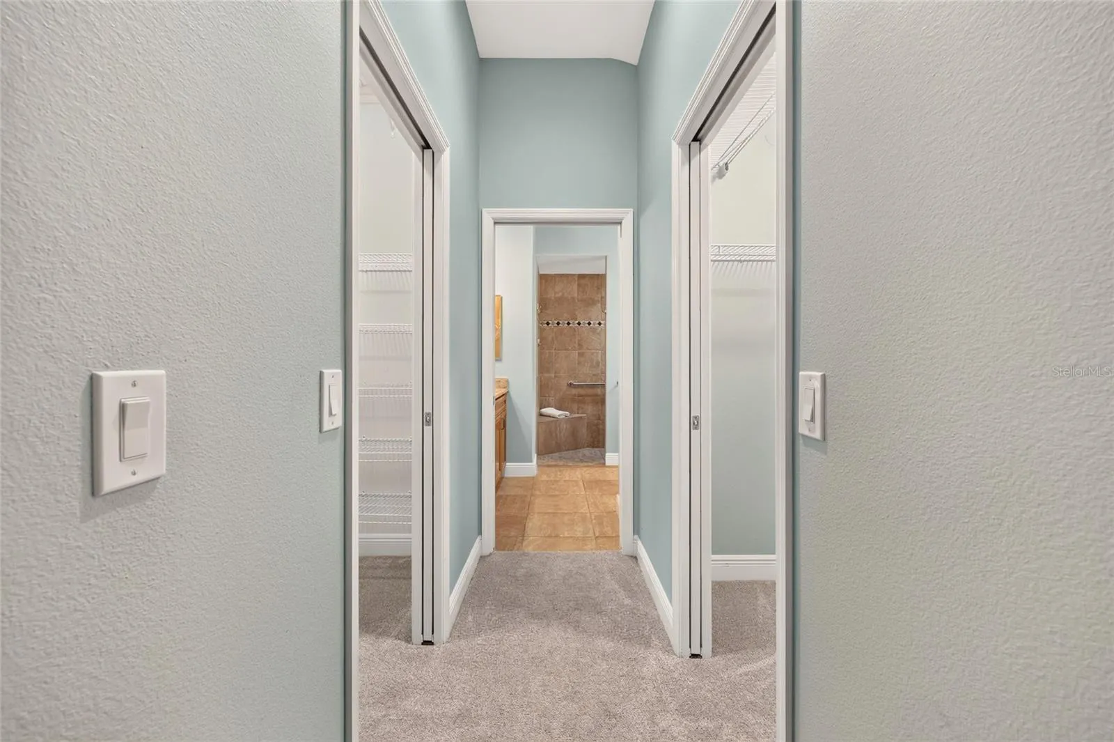 Hallway to En-suite Bathroom & closets