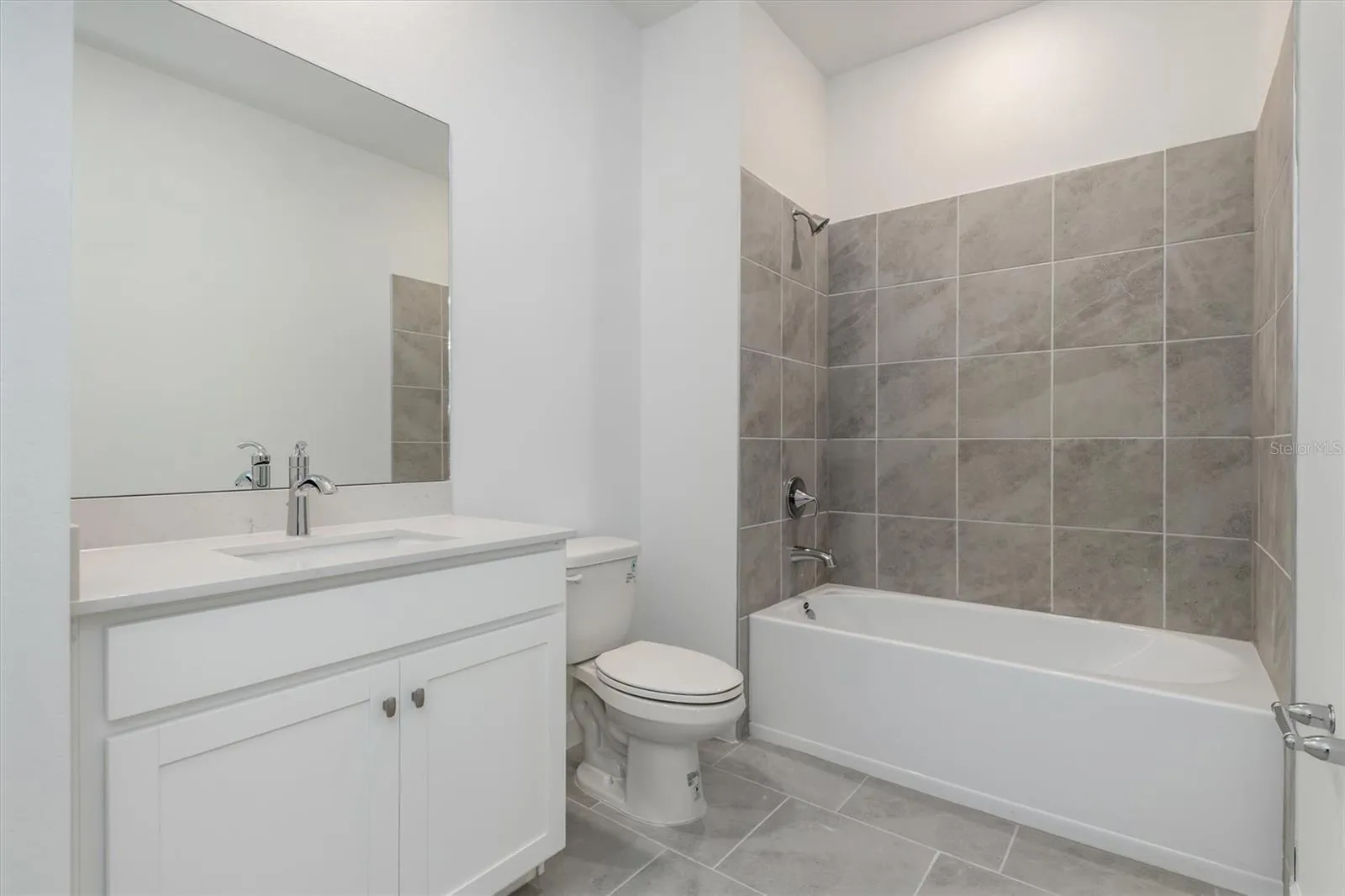 Guest room 2 private en-suite bath