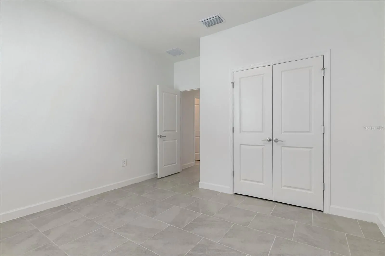Guest room 2with double door closet
