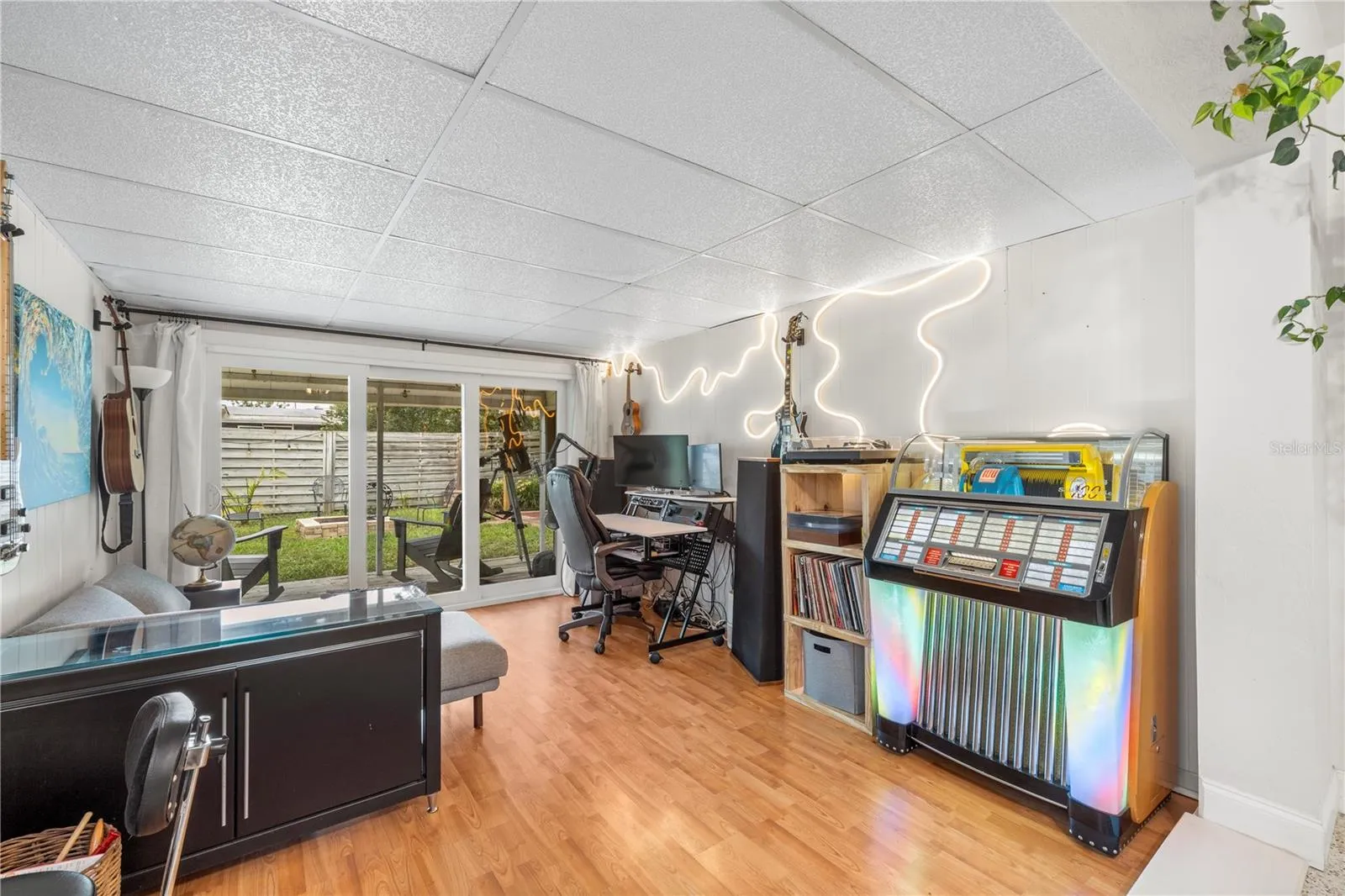Bonus room, great for an office or an entertaining area.