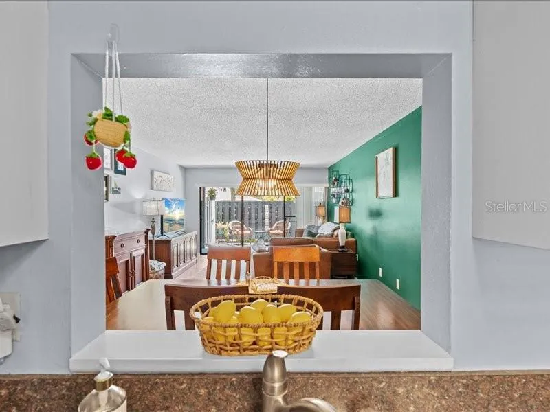 Pass Thru to Dining Room