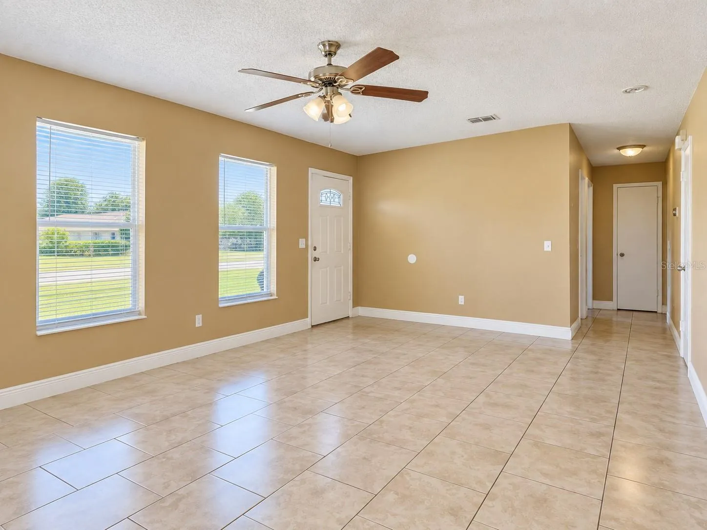Spacious living room ...