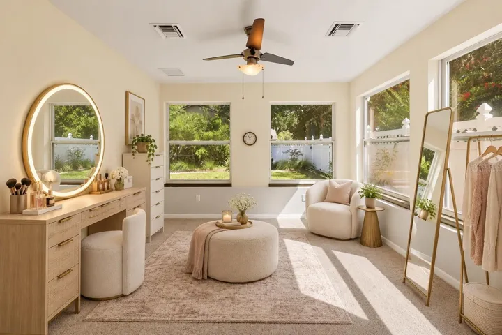 *Virtually staged* Can be a beauty room!