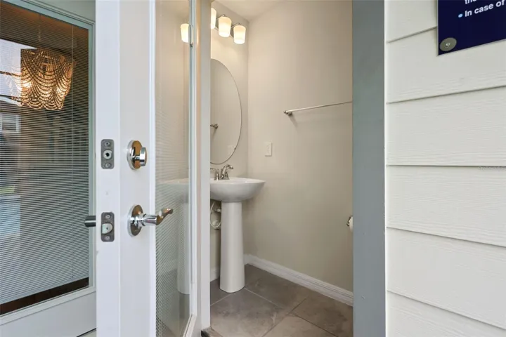 Half-bathroom outside by the pool