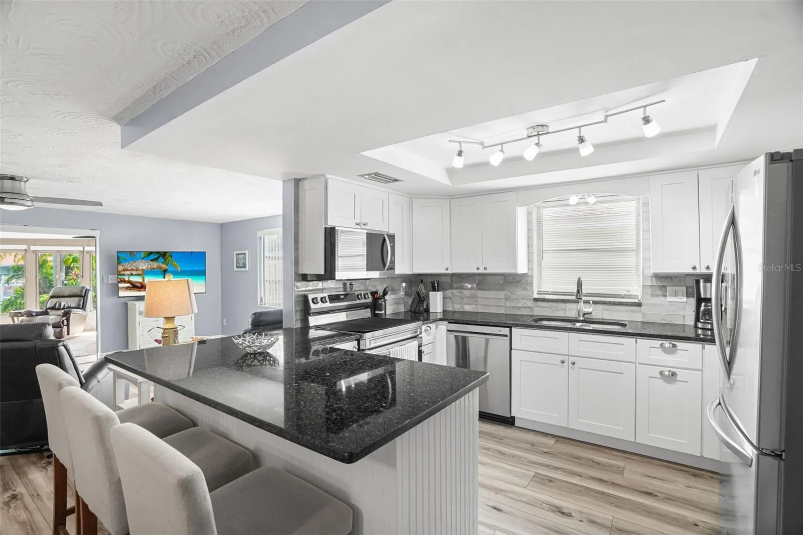 Kitchen with breakfast bar