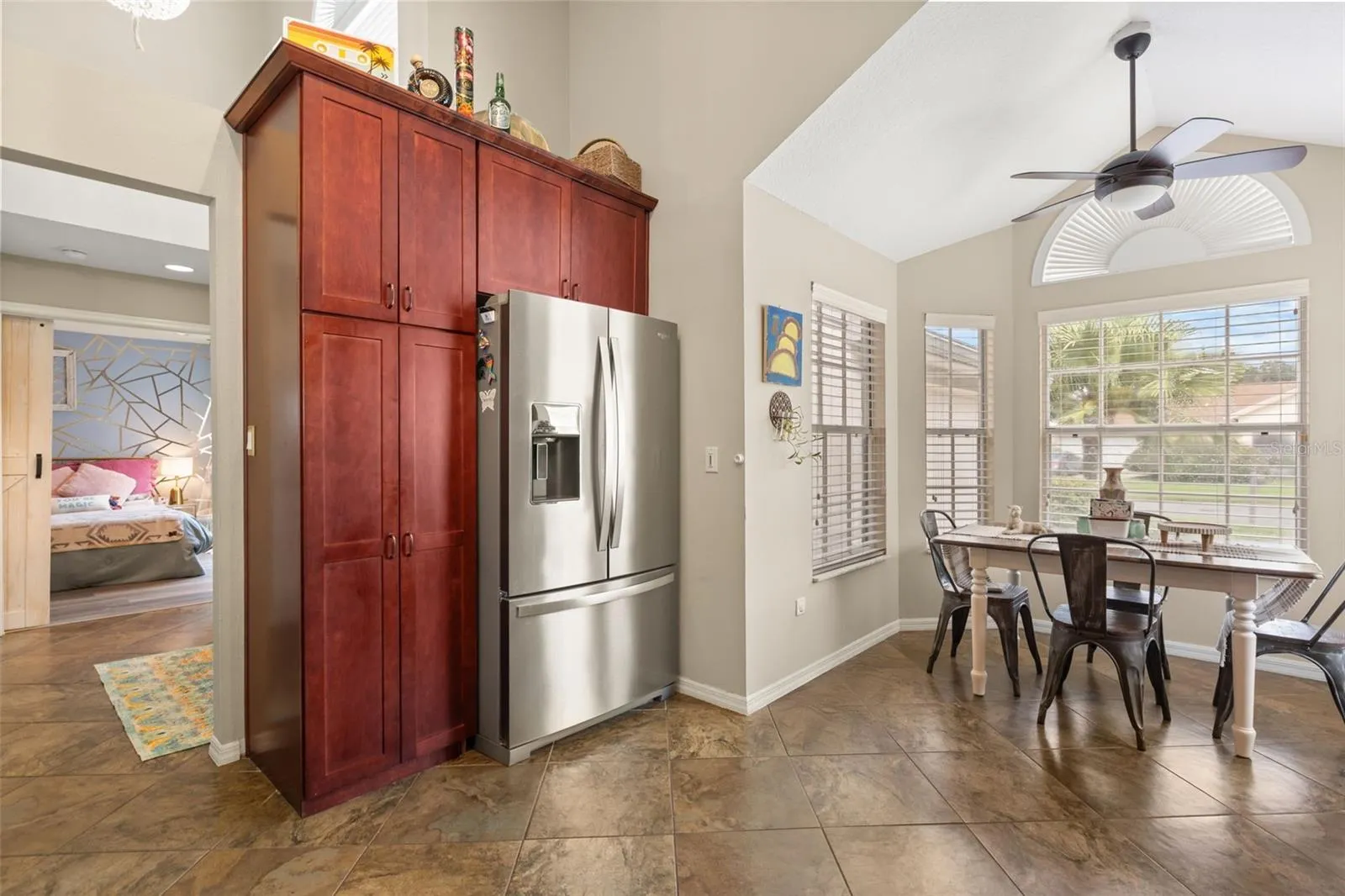 KITCHEN / BREAKFAST NOOK