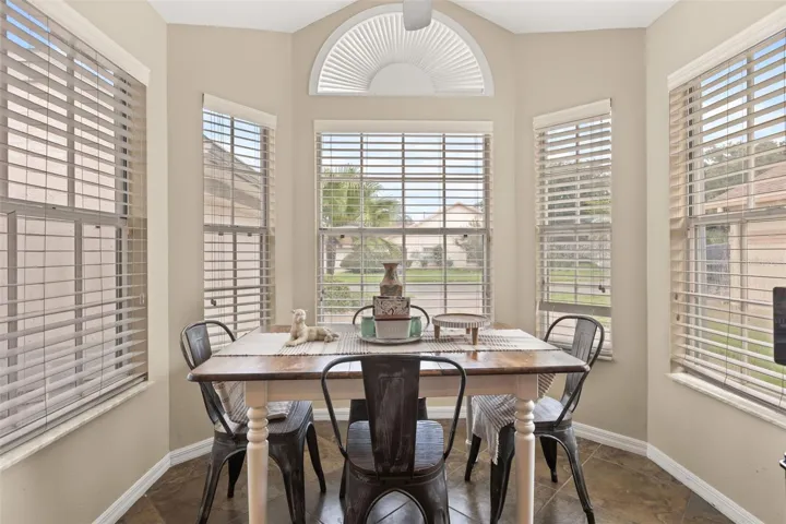 EAT-IN KITCHEN / BREAKFAST NOOK