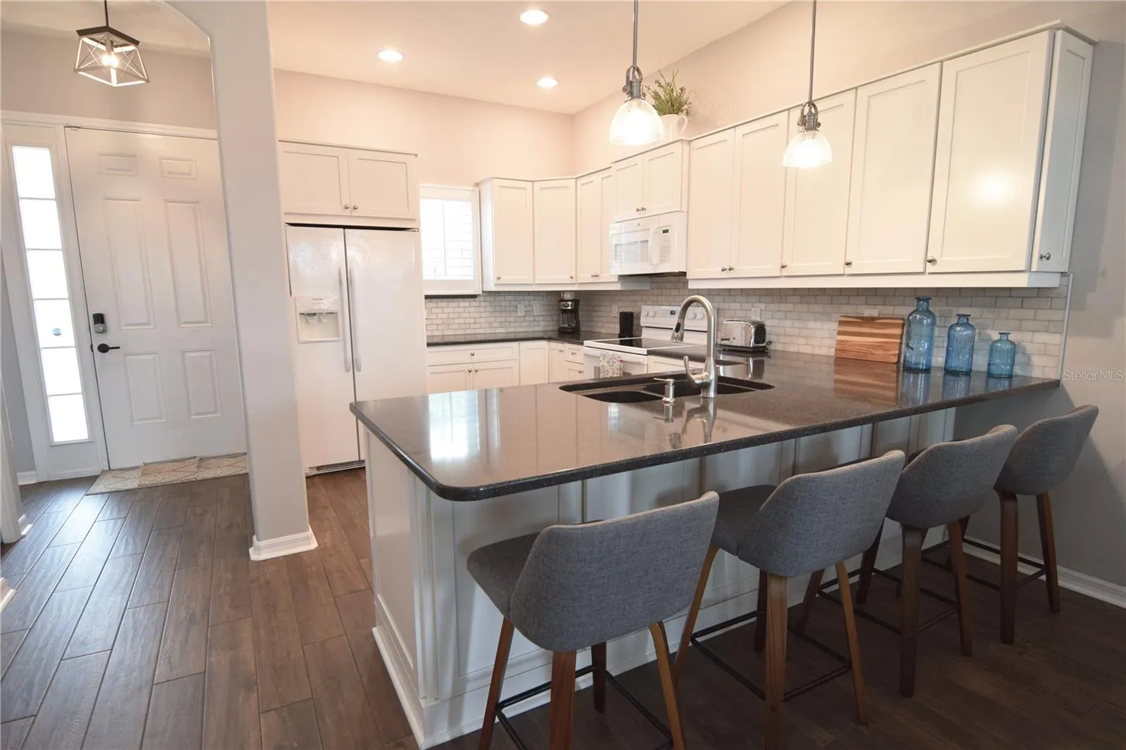 Kitchen & breakfast bar