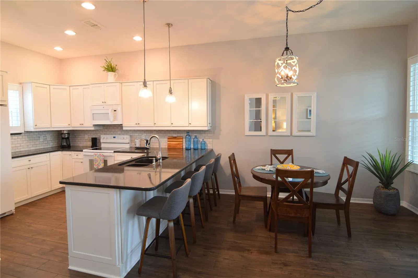 Kitchen & breakfast bar