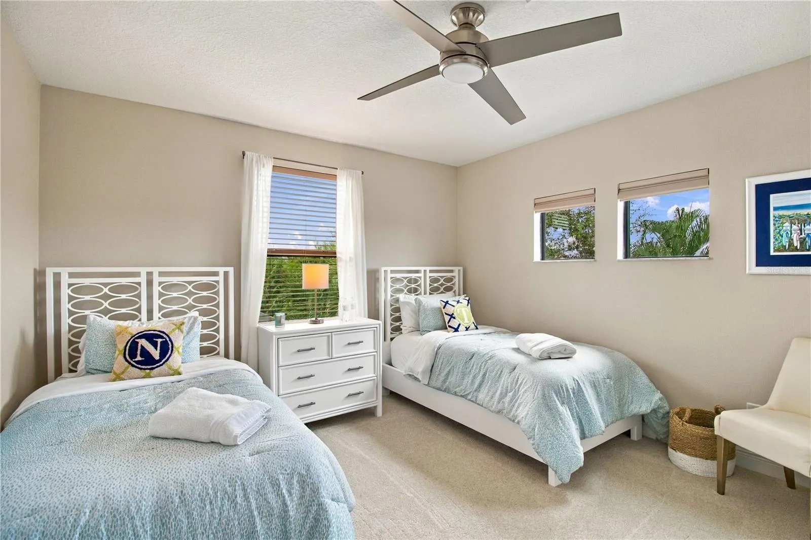 Bedroom with twin beds