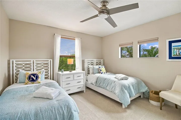 Bedroom with twin beds