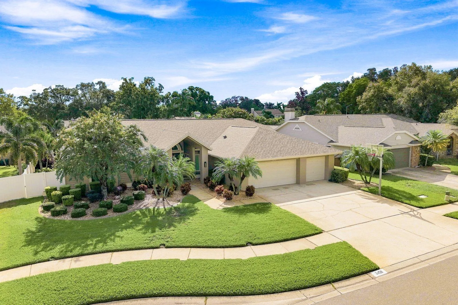 Front exposure: Prestine landscaping