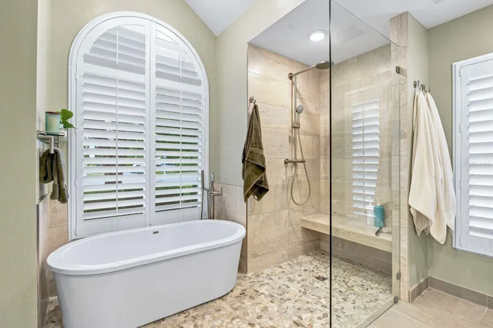 Soaking tub with glass shower