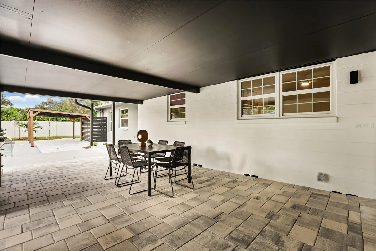 Dining area under lanai