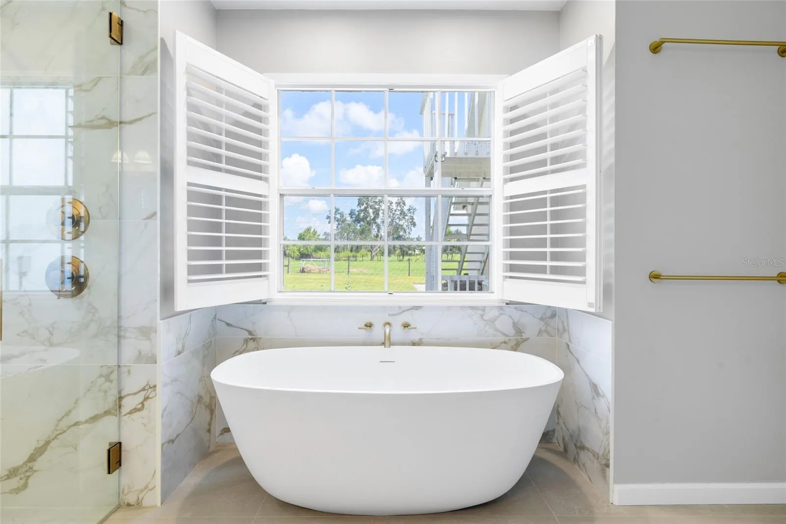 Primary bath - spacious garden tub.