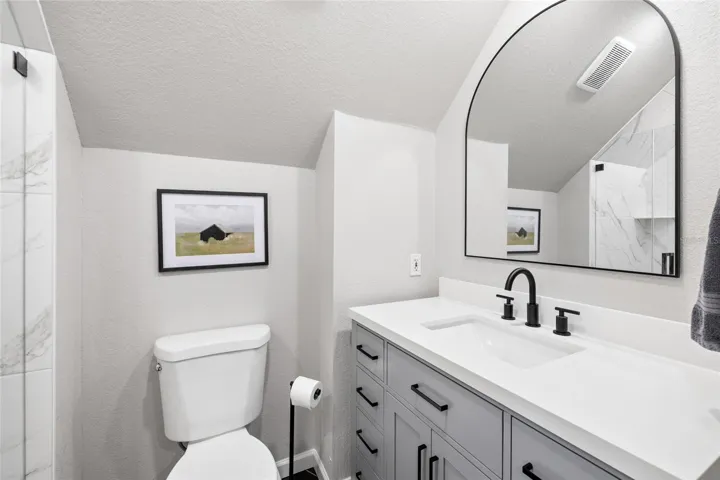 Garage suite - bath.