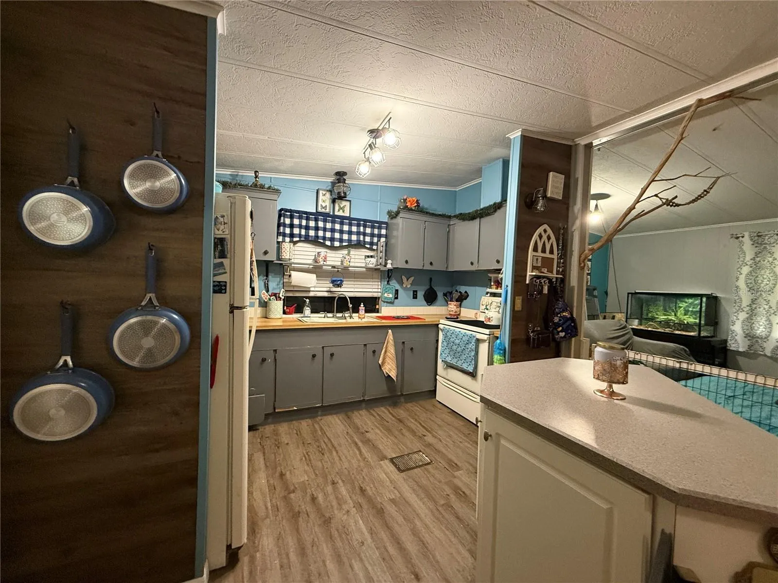 KITCHEN W/ISLAND