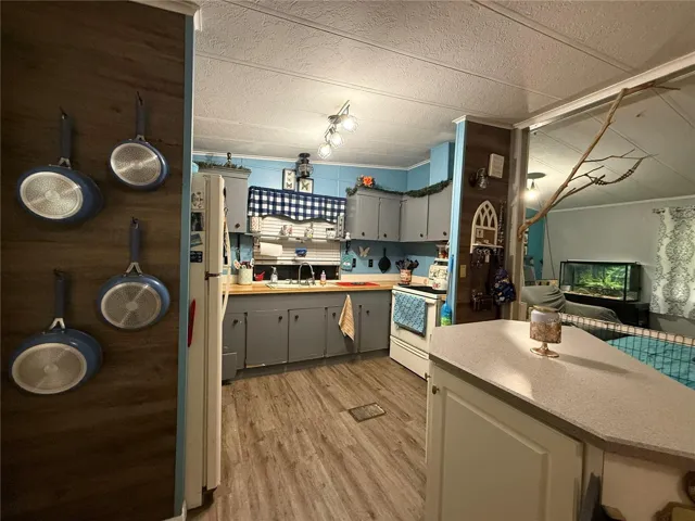 KITCHEN W/ISLAND