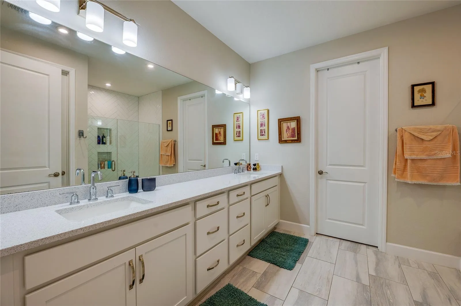 En suite bath with walk in closet