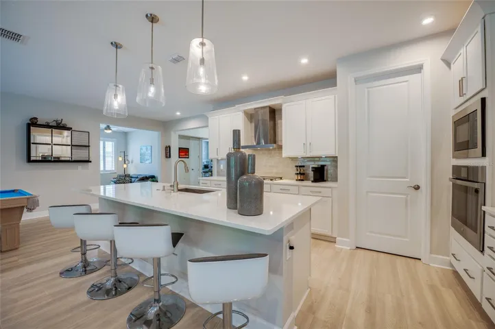 Island with breakfast bar