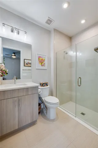 With en suite bath